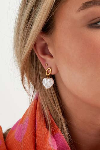 Earring with pearl in heart shape